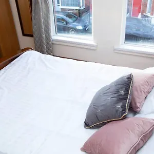 https://cheerful-2-bedroom-house-in-the-heart-of-belfast.belfasthotelsireland.com