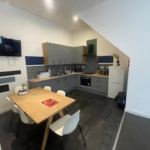 https://bond-street-apartment-sleeps-7.hotelsin-chester.com