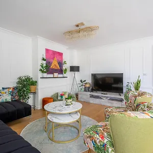 Holiday home Centre House - 5 Bedrooms - Sleeps 9 - Parking, Edinburgh