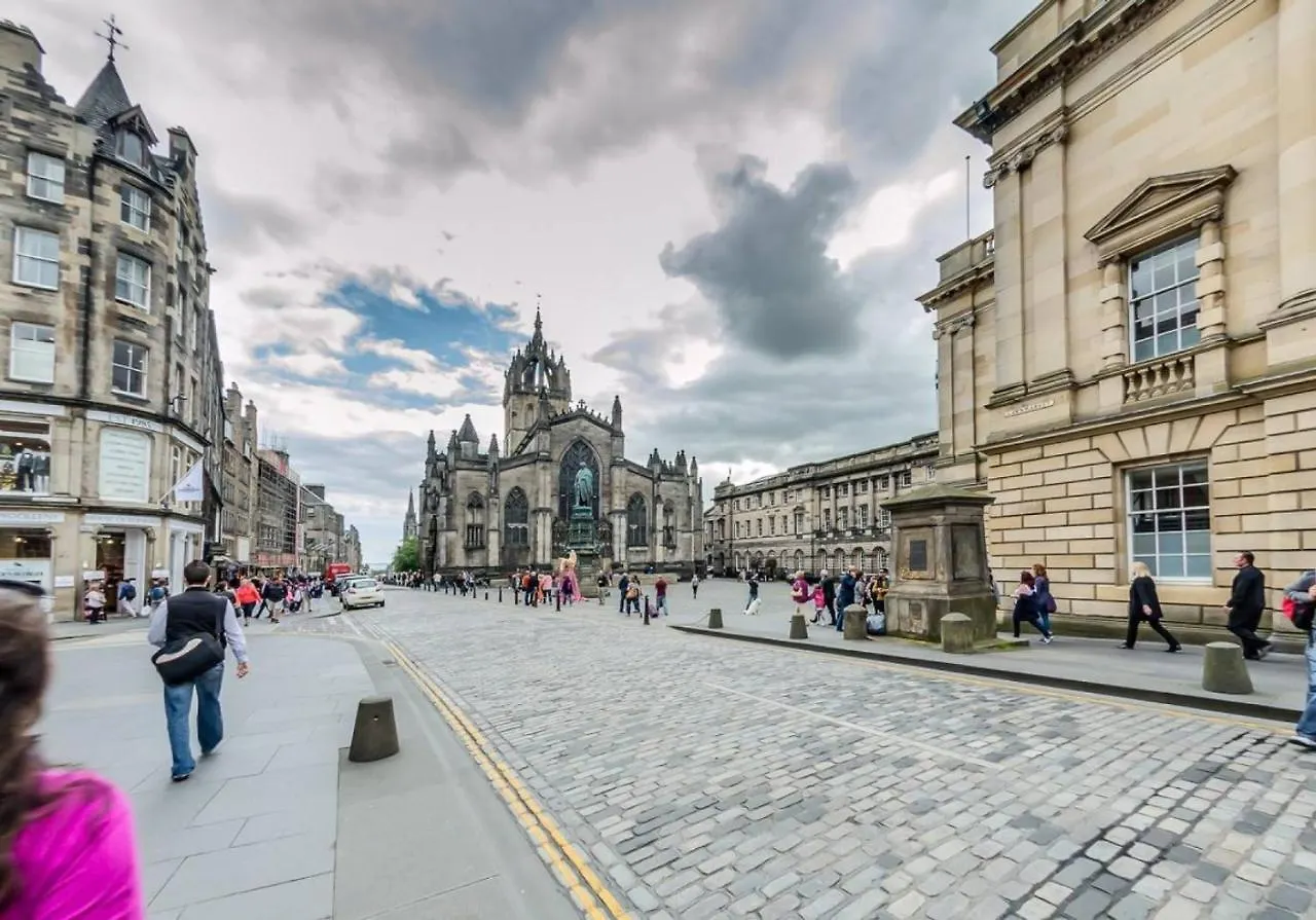 Altido Castle Terrace 3 Bedroom Apartment - Old Town Edinburgh