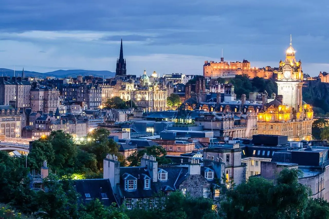 Altido Castle Terrace 3 Bedroom Apartment - Old Town Edinburgh